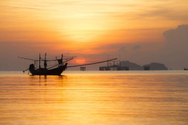 Suyun üstünde güzel bir gün batımı