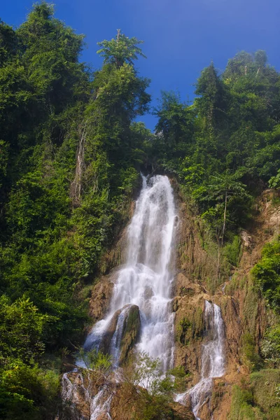 Водопад Тхи Ло Су, красивый водопад в провинции Так, Таиланд — стоковое фото