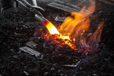 Bir bıçak yapmak için Yakılan kömür sobası turuncu ışık.