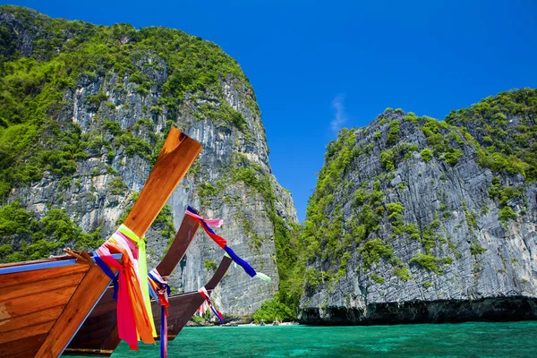 Schöne Felsen Berg und kristallklares Meer bei Krabi. — Stockfoto