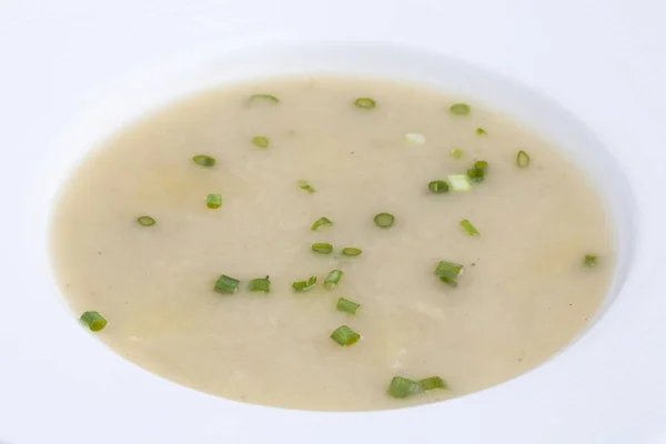 Sopa de crema en un plato sopa vista superior decorada con cebollas verdes —  Fotos de Stock