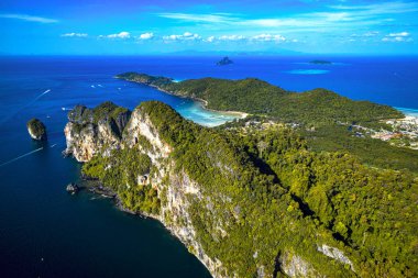 Maya Körfezi ve Pileh Gölü 'ndeki Phi-Phi adasının havadan görüntüsü. Krabi bölgesi, Tayland. Turkuaz suyu ve beyaz plajı olan ıssız kayalık tropikal adanın en üst manzarası.