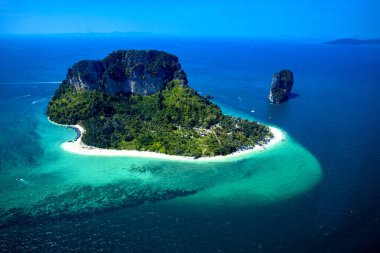 Krabi 'deki Ma Tang Ming adası ile Poda adası arasındaki hava manzaralı boğaz.