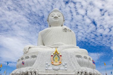 Big Buddha heykeli Phuket Tayland yüksek bir tepe inşa edilmiş bir mesafeden görülebilir.