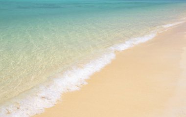 Tayland 'ın güneyinde berrak su ve mavi gökyüzü ile güzel bir yaz plajı