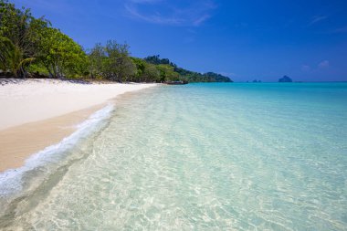Longtail tekne tropikal koh Kradan Adası Tayland. Manzara mavi gökyüzü ve beyaz kum ile ana uzun sunrise beach üzerinde gerçekleştirilen.