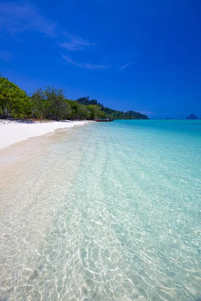 タイの熱帯島クラダン島でロングテール ボート 青い空と白い砂メイン長いサンライズ ビーチで撮影した風景 — ストック写真
