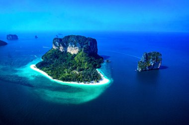 Krabi 'deki Ma Tang Ming adası ile Poda adası arasındaki hava manzaralı boğaz.