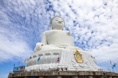 Big Buddha heykeli Phuket Tayland yüksek bir tepe inşa edilmiş bir mesafeden görülebilir.