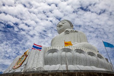 Big Buddha heykeli Phuket Tayland yüksek bir tepe inşa edilmiş bir mesafeden görülebilir.