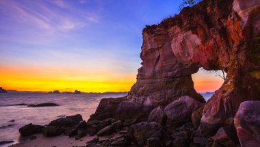 Tayland 'ın güneyindeki Khao Thong, Mueang Krabi Bölgesi' ndeki Laem Chamuk Khwai 'de renkli kayalarda doğal delik..
