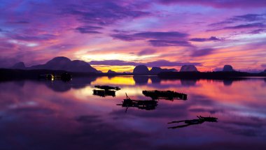Yerel balıkçılar sabah erkenden Baan Sam Chong Tai Tayland 'da çalışmaya başlarlar.