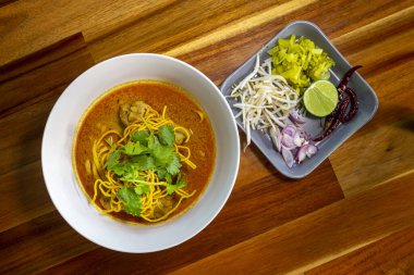 Hint cevizi sütüyle körili erişte çorbası (Khao soi), Kuzey Tayland mutfağı..