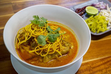 Hint cevizi sütüyle körili erişte çorbası (Khao soi), Kuzey Tayland mutfağı..