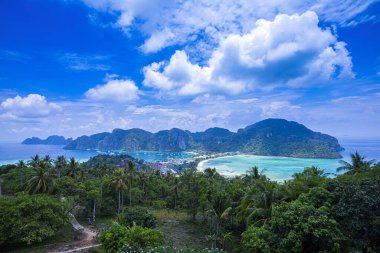 Koh Phi Phi Don, Viewpoint - Beyaz plajlı Cennet Koyu. Tonsai Köyü, Ao Tonsai, Ao Dalum üzerindeki tropikal adanın tepesinden görüntü. Krabi Eyaleti, Tayland.