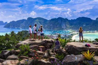 2 Şubat 2020 Koh Phi Phi Don 'daki bakış açısını görmek için seyahat etmek COVID-19 gelmeden önce onların mutluluğudur. Krabi, Tayland, Turistlerin mutluluğu.