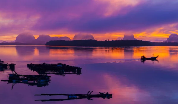 Yerel Balıkçılar Sabah Erkenden Baan Sam Chong Tai Tayland Çalışmaya — Stok fotoğraf