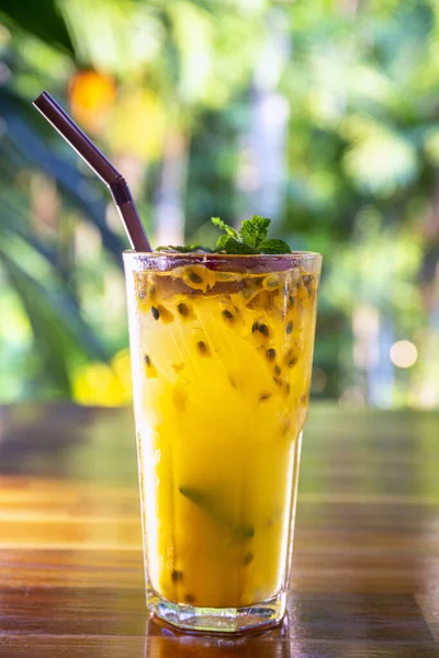 Tutkulu meyve kokteyli. Meyve suyu, meyve ve sebzelerde bulunan doğal sıvının çıkarılması veya basılmasıyla elde edilen bir içecektir. Konsantrasyonla tatlandırılmış sıvılara da gönderme yapabilir..