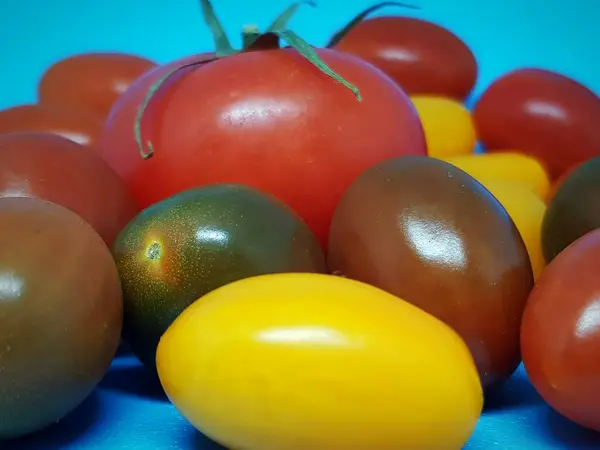 Verschiedene Reife Ganze Tomaten Frische Tomaten Verschiedener Sorten Isoliert Auf — Stockfoto