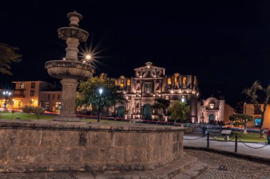 Havuz gecesi ve Cajamarca Peru 'nun ana meydanı.