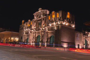 Cajamarca Peru 'nun antik katedralinin gecesi