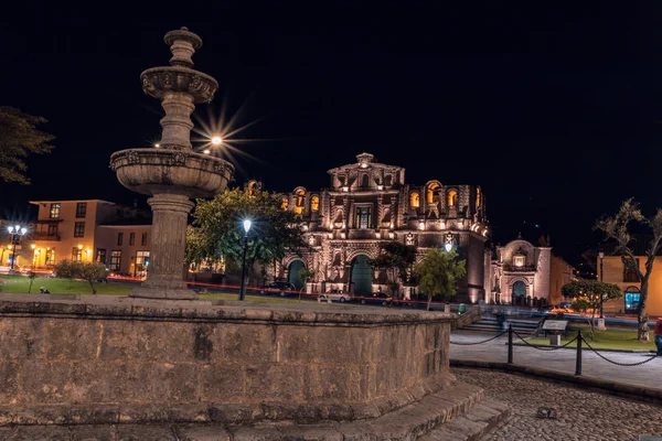 Noite da piscina e da Praça Principal de Cajamarca Peru — Fotografia de Stock