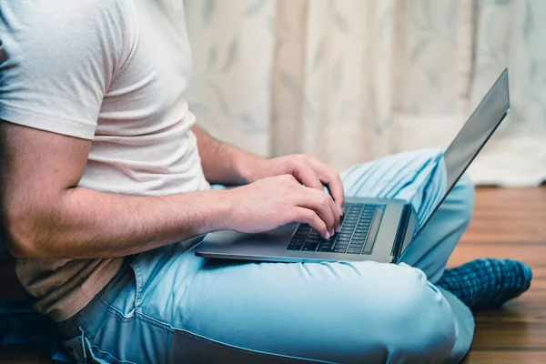 Latijnse Jongeman Die Thuis Werkt Telewerken — Stockfoto