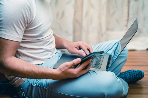 Latijnse Jongeman Die Thuis Werkt Telewerken — Stockfoto