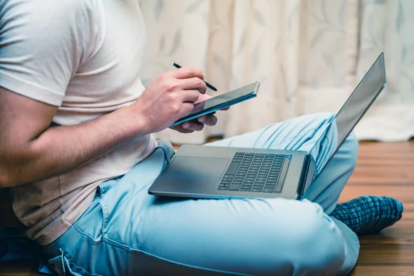 Latijnse Jongeman Die Thuis Werkt Telewerken — Stockfoto