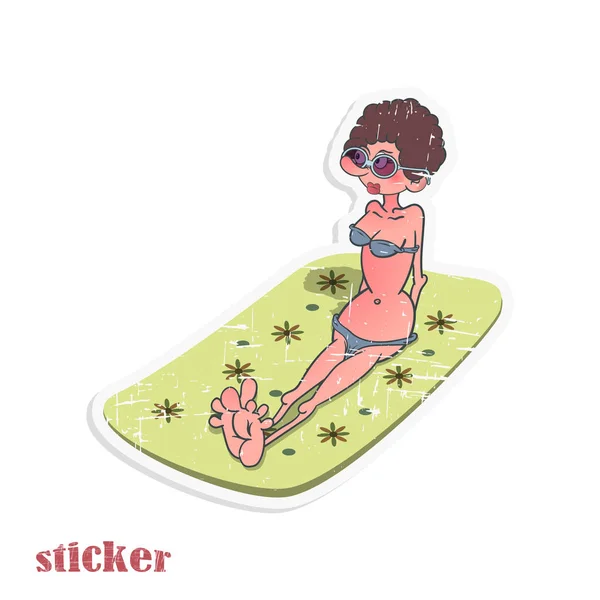 Een tekenfilmvrouw in bikini en in een zonnebril op een strandmat. Vector illustratie in de vorm van een retro sticker. — Stockvector