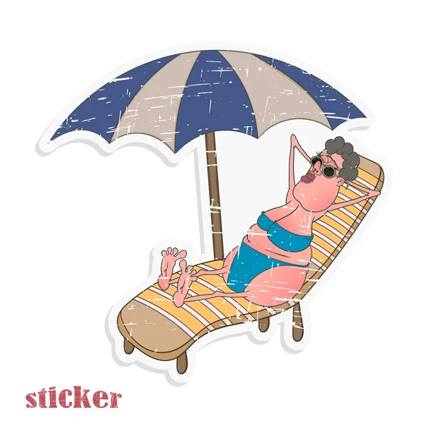 Senhora dos desenhos animados em um maiô está deitado em uma cadeira de praia sob um guarda-chuva. Ilustração vetorial sob a forma de um adesivo retrô . — Vetor de Stock