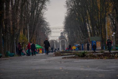 sonbahar günü bir şehir parkı