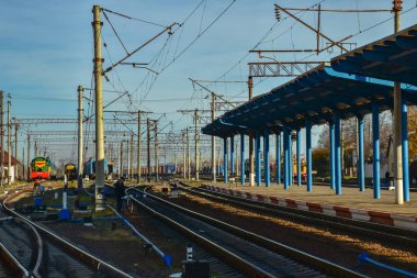 Tren istasyonunda sonbahar sabahı