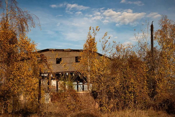 Eski Unutulmuş Işe Yaramaz Bina — Stok fotoğraf