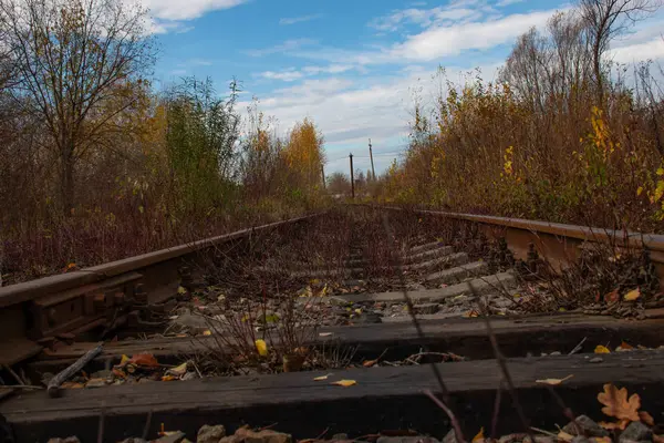 Vecchia Ferrovia Abbandonata Sotto Cielo Autunnale — Foto Stock