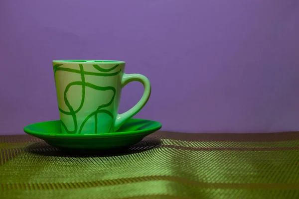 Taza Café Verde Sobre Fondo Púrpura Fotos de stock libres de derechos