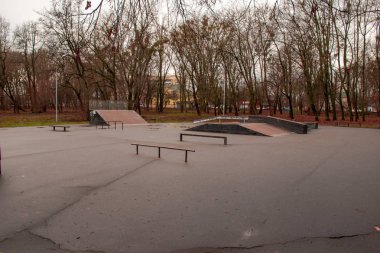 Parktaki kaykay ve bisikletler için oyun parkı