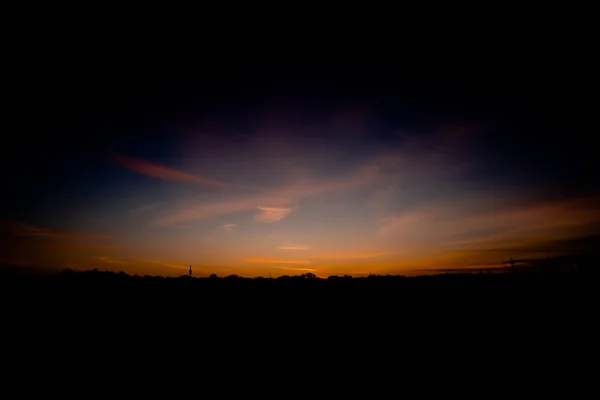 Puesta Sol Sobre Bosque Con Fondo Oscurecido —  Fotos de Stock