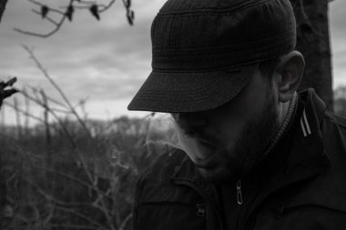 Siyah şapkalı adam.