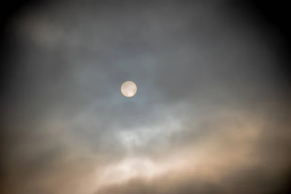 雲の中からの太陽の眺め — ストック写真