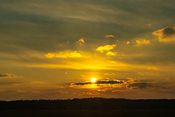 Puesta Sol Nubes Sobre Bosque Primavera — Foto de Stock