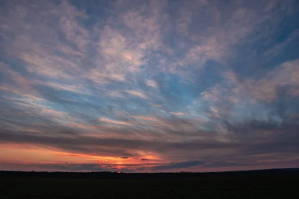 Gecenin Geç Saatlerinde Bulutlu Gökyüzü — Stok fotoğraf