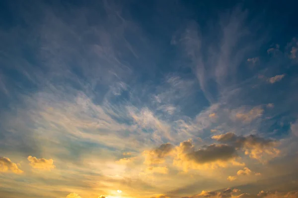 Blå Himmel Och Moln Vid Solnedgången Bakgrund Stockfoto