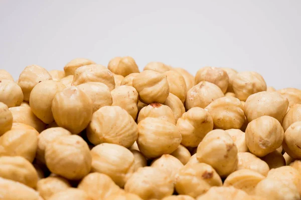 Avellanas enteras sobre fondo blanco. Snack vegetariano saludable. Fotografía de cerca. Espacio para tu texto . —  Fotos de Stock