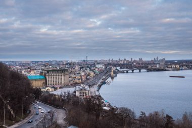 Ukrayna, Kyiv, 6 Ocak 2020. Kyiv, kış sabahı, Podol 'un tarihi merkezine güzel bir manzara. Dnipro nehri, bulutlu gökyüzü. Yüksek kalite fotoğraf.