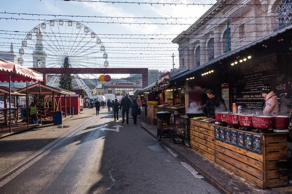 Ukraine, kyiv, januar 6, 2020. kyiv city historic centre podol. Kontraktova Platz. Weihnachtsmarkt im Freien, Christbaum und Karussell. — Stockfoto
