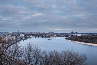 Ukrayna, Kyiv, 6 Ocak 2020. Kyiv, kış sabahı, Podol 'un tarihi merkezine güzel bir manzara. Dnipro nehri, bulutlu gökyüzü. Yüksek kalite fotoğraf.