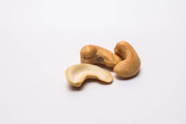 Beyaz arka planda kaju fıstığı. Sağlıklı vejetaryen atıştırması. Yakın plan fotoğraf. Metnin için boşluk.