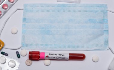Koronavirüs için kan testi pozitif çıktı. Tıbbi müdahale, kan testi tüpü, tıbbi maske, haplar. Coronavirüs salgını ve grip. 2019-ncov, covid-19, sars. Yüksek kalite fotoğraf. 