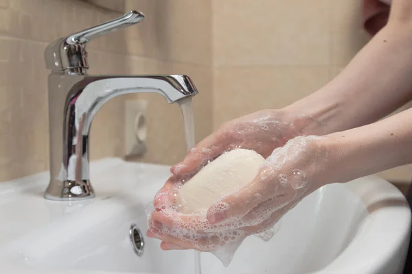Higiena Czyszczenie Rąk Mycie Rąk Mydłem Kobieca Ręka Białym Mydłem — Zdjęcie stockowe